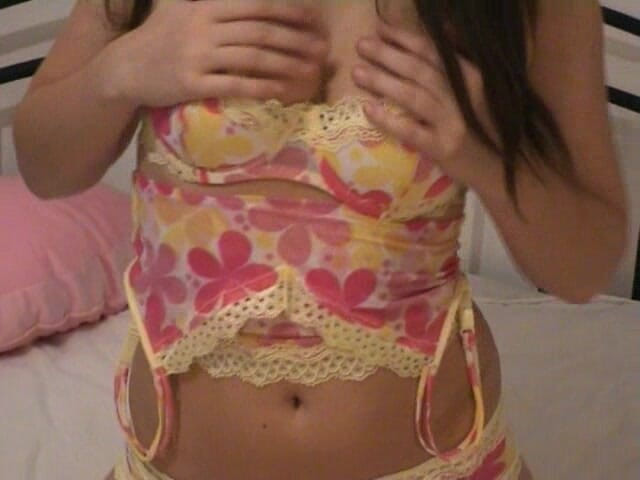 Wet Moments: Mladá prsatá brunetka na castingu v ložnici