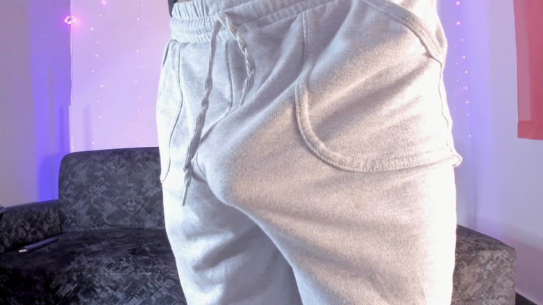 Tomas Styl: Latin Latino, Gri Sweatshirt'ünün Içindeki Karnını Kamerada Gösteriyor