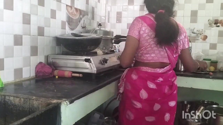 Funny couple porn studio: Cewek tamil lagi asik ngentot di dapur sambil duduk