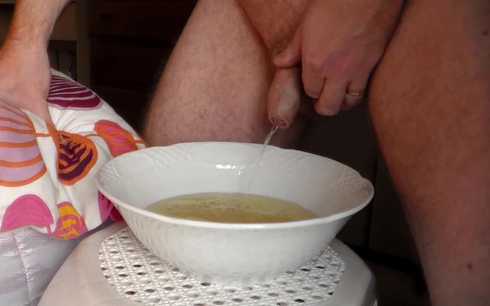 Sex hub male: John pinkelt in eine porzellanschüssel