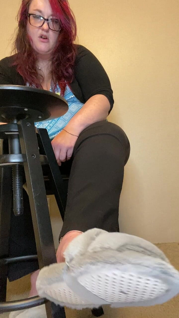 BellaBlast: Dominazione in ciabatte: umiliazione di piedi bbw come poggiapiedi