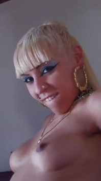 Melody Star неверная шлюха с татуированной кожей, а платиновая блондинка хочет насладиться жестким членом