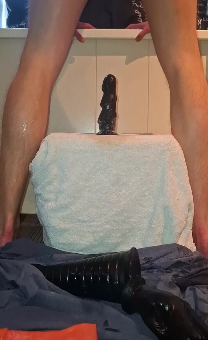 NoFace Twink X: Joc anal homosexual solo - vibrator imens și orgasm cu pișare