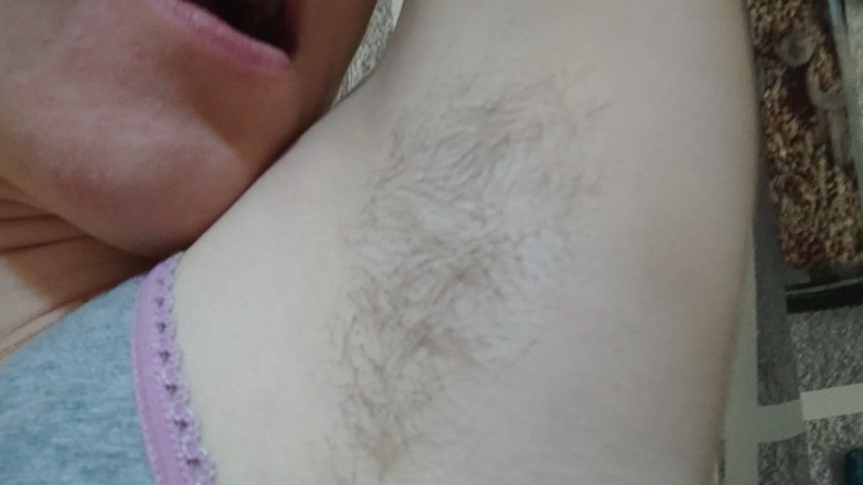 Risky Hairy Couple: Lingându-mi axilele păroase