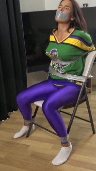 라틴계 여자 : 하키 팀 구성원은 의자와 테이프 재갈까지 테이프! (4k)