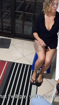 Ofreciendo su culo al tiburón de préstamos para pagar la deuda de su marido cornudo.