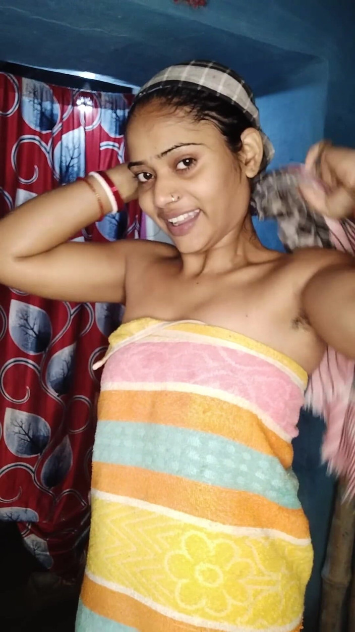 Surajpuja813: 夫も私のヌード動画を撮影しました