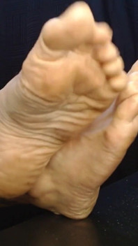 Primo piano naturale di una miLF nuda a piedi nudi