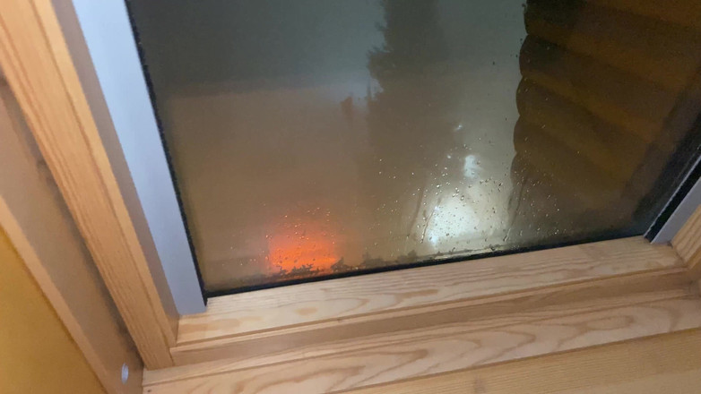 Hairy couple: 清掃員が窓の前で掃除中に犯され、女性の精液が出ました