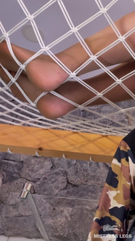 Diosa vestida de nylon en esclavo de hamaca lame a través de pantimedias y bragas