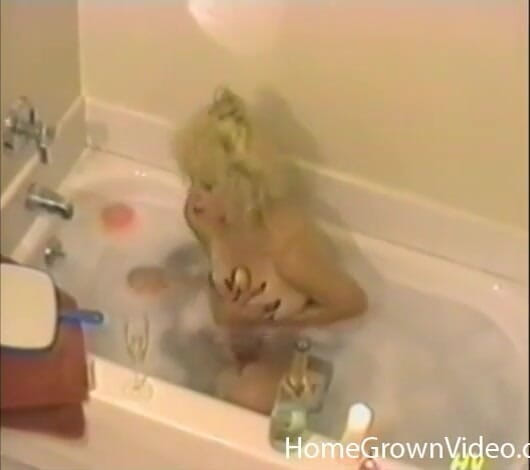 Homegrown Vintage: Si blonde bertetek besar melancap dengan dildo hitam besar