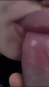 Ragazza succhia il cazzo, pecorina, cavalcatrice, gemiti, sborrata sul culo. Parte 2