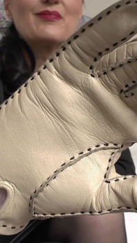 Gants en cuir beige avec une odeur de cuir fort sur le visage, Lady Victoria Valente