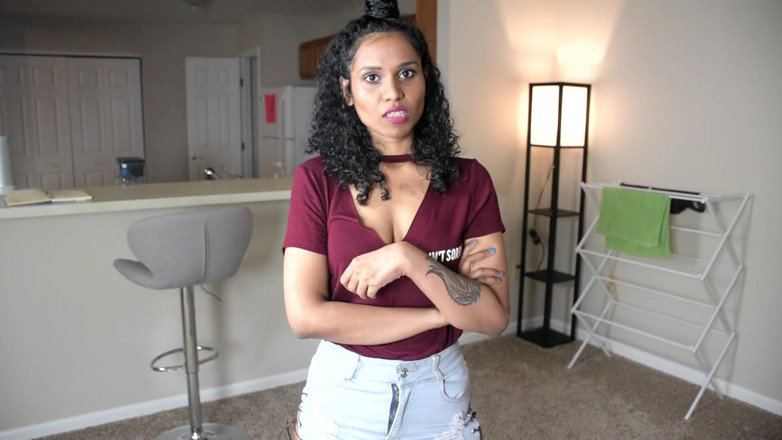 Horny Lily: La figliastra ricca e monella vuole una borsa costosa ma...