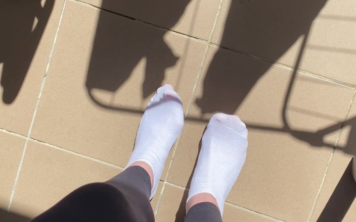 Feet: 白い靴下を履いて歩く