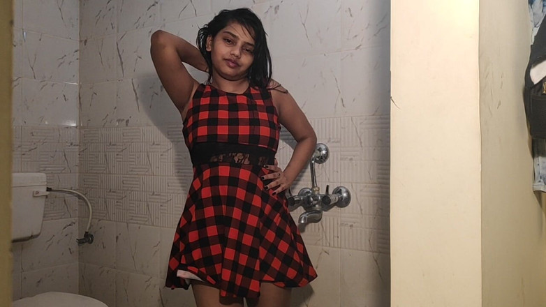 Alia Advani: Büyük doğal memeli Hintli kız Alia Advani duş alıyor