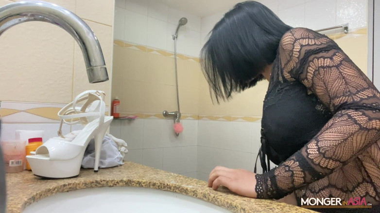Monger In Asia: Servitoare thailandeză sexy cu sânii mari este umplută cu spermă...