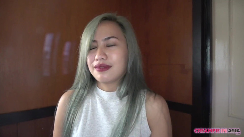 Creampie In Asia: Una hermosa jovencita fue follada por un viejo (50 años). Ella...
