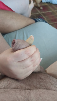 Handjob di sofa