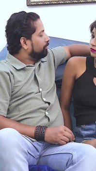 Desi indiana carina e arrapata figliastra pura gangbang film completo con amici (audio hindi)