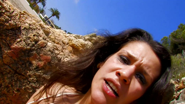 Time To Jerk Off: Amateur brunette wordt geneukt op het strand