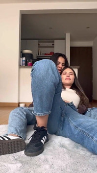 Mi Amante Me Explica Como a Jugar Sexualmente Con Penitencias Mientras Su Esposo Duerme