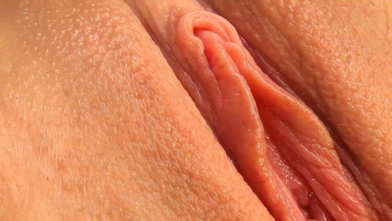 Toy My Pussy: Gadis remaja sange ini lagi asik muasin memek sempitnya pakai...