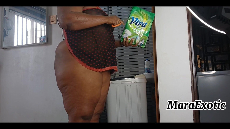 Mara Exotic: Sexy ébano nigeriana milf en lencería lavando la ropa - mara exotic