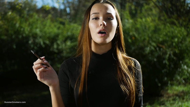 Russian Smokers: Doce sensual russa menina fumando cigarro ao ar livre
