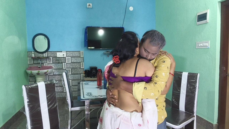Sona bhabhi: Ateşli Hintli orta yaşlı seksi kadın oda sahibiyle gizli romantik...