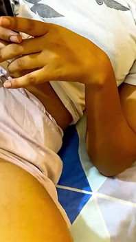Apabila adik tiri bersendirian di rumah, abang tirinya mengongkeknya dengan banyak selepas membuatkannya bogel sepenuhnya
