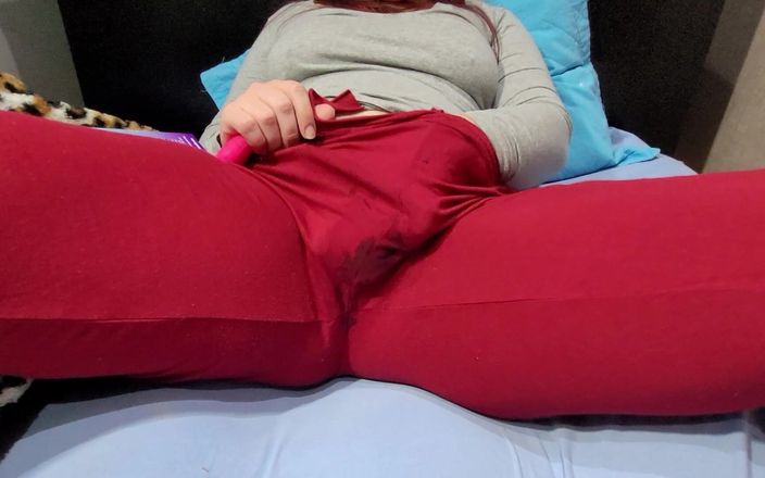 Sophie HelenAss: Masturbarea fetei sexy își unge pantalonii cu vibratorul ei!