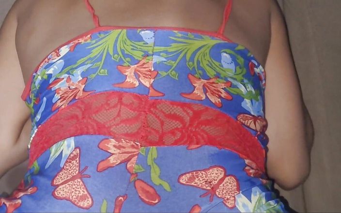 anal_queen_amateur: Ela ama um pênis grande na bunda, ela abre a...