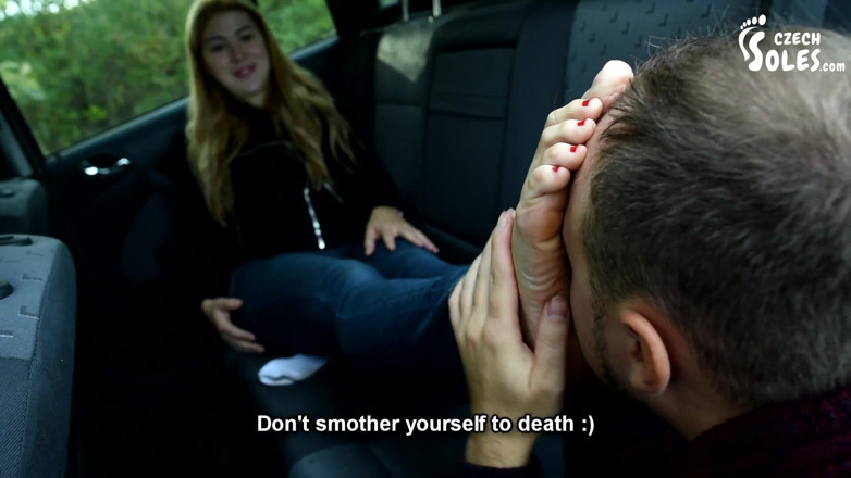 Czech Soles - foot fetish content: Joven autoestopista recibe una montada para sus grandes pies sexy