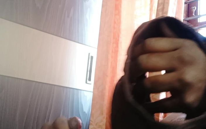 HornyHunk: Olejowanie mojego kutasa i masturbacja majtkami sąsiadów i stanikiem