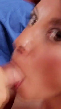 Aksi hot tante seksi orebella yang lagi asik muasin memek kliennya pakai jari sampai dia merem melek