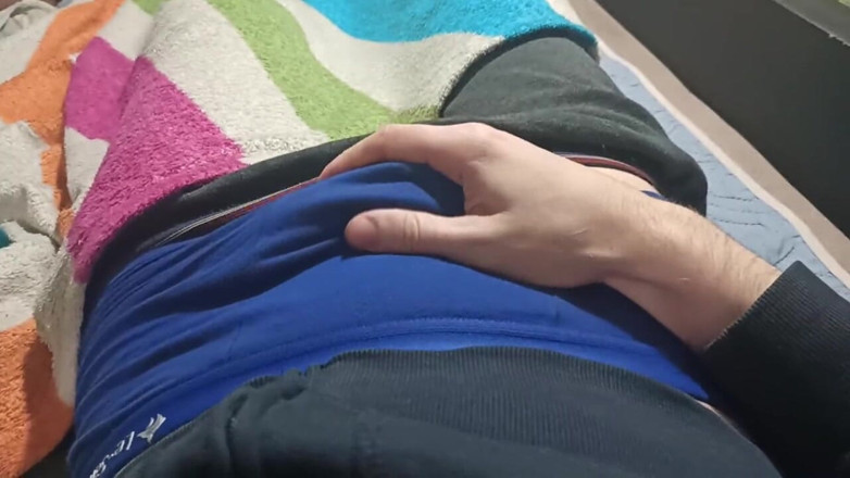 Pasha: nili painti men aadmi apne dik ke saath khel raha...