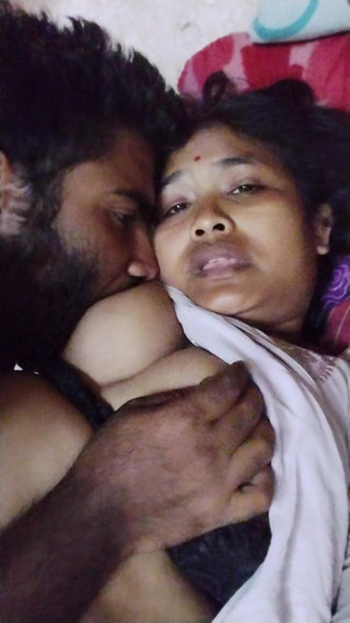 Mg3947731: Індійська матуся з величезними цицьками роздягає сарі Чолі і трахається з деваром Джі