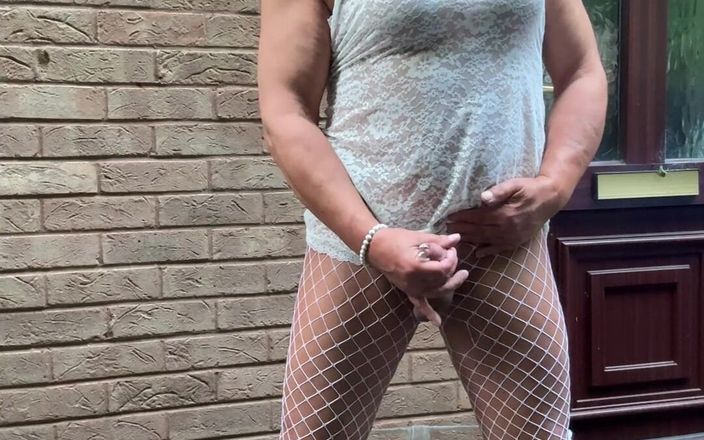 Kelly CD 2022: Sexig Crossdresser kellycd2022 i vit spets outfit fisknät strumpbyxor och...