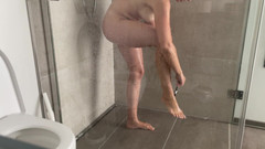 OutfallingSex: Golenie cipki i tyłka pod prysznicem