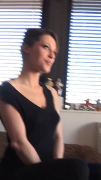 İki seksi kız birbirlerinin amını sert bir şekilde tatmin ediyor