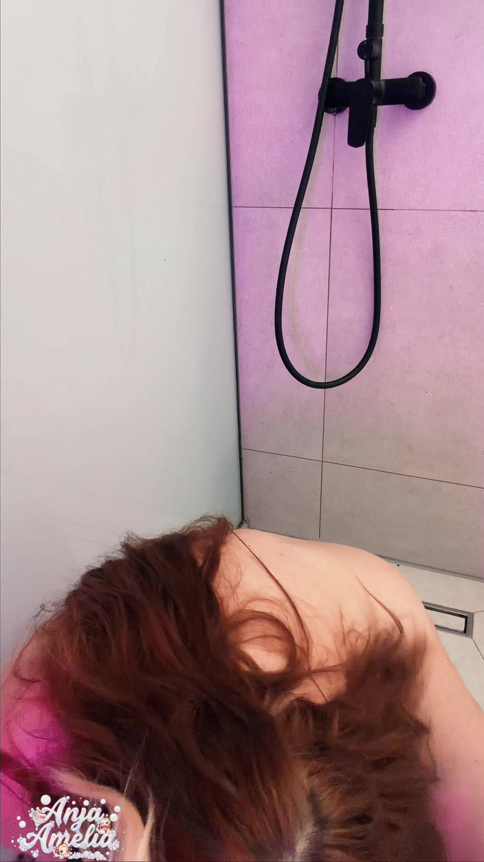 Anja Amelia: 德国淋浴 joi - 假阳具吮吸和颜射倒计时