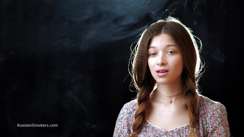 Russian Smokers: Sexy ruská dívka kouří cigaretu pomalé škádlení