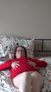 Rotes kleid spielt auf dem bett