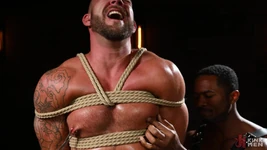 Bate de carne carnosa lista para tomar la enorme polla de Sean Xavier