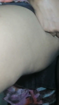 Desi cameriera vestita con il vestito sexy della moglie e stava vivilndo desi grandi beni voleva che la scopasse