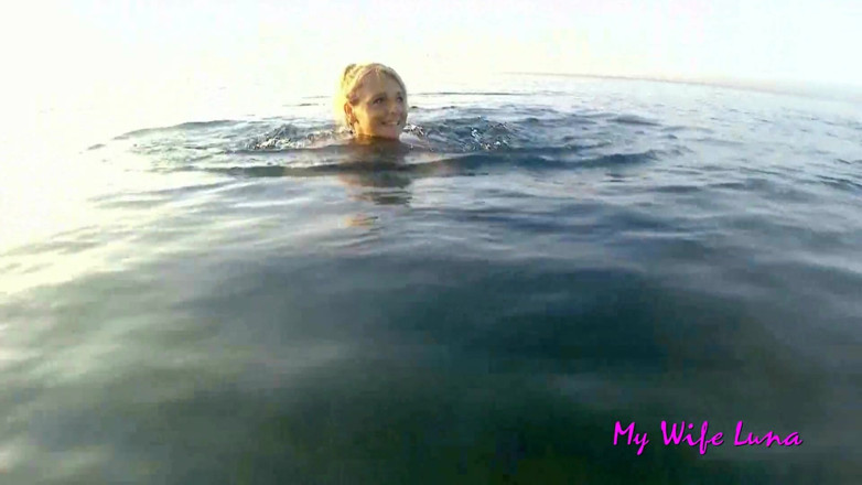 My Wife Luna: Geneukt op het strand