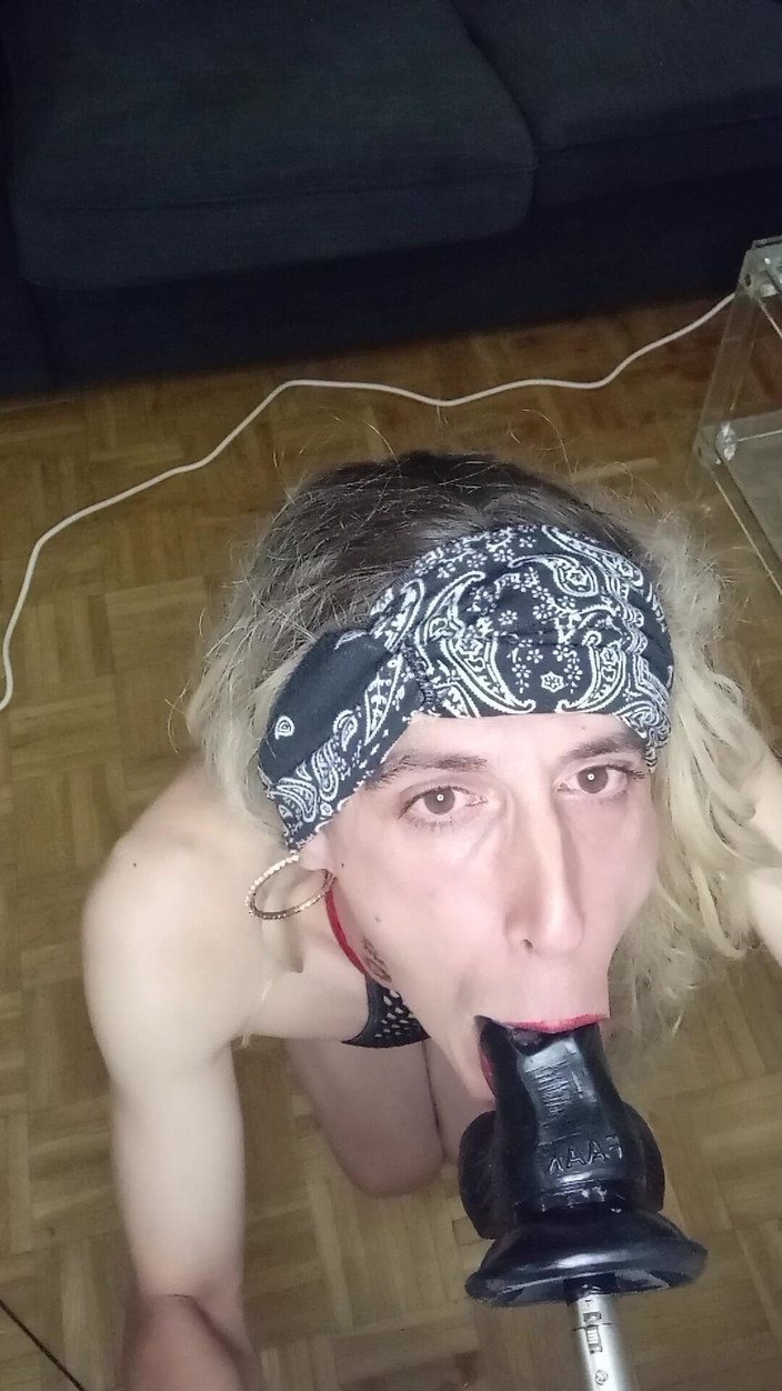 Penelopene27: Travestito succhia un dildo xxl