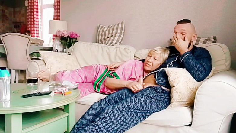 Crazyfamily 1970: Seks terlarang, ibu tiri nonton film, dan aku mulutnya