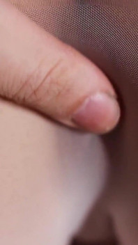 241 Moje kundička vypadá šíleně sexy pod tlustými punčochami, hraj si se mnou a já budu masturbovat!